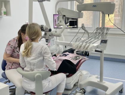 Endodontické ošetrenie pomocou mikroskopu